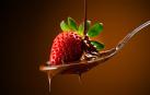 Una fresa con chocolate