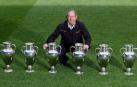 Paco Gento junto a las seis Copas de Europa que conquistó
