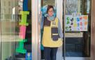 Maite Moratinos en la puerta de su Centro de atención infantil Txiki Garden en Nueva Artica.