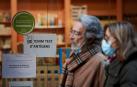 Una farmacia del centro de Barcelona anuncia la venta de test de antígenos