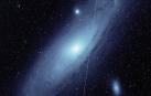 La traza de un satélite Starlink aparece en esta imagen de la galaxia de Andrómeda