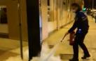 Un agente de la Policía Municipal apaga el incendio de un parquímetro