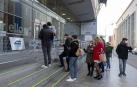 Varias personas esperan para vacunarse en el WiZink Center de Madrid en el día en el que se ha abierto la vacunación para la dosis de refuerzo al grupo de 30 a 39 años