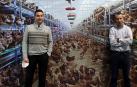 Álvaro Hurtado (izquierda) y Pedro Cervera, gerente y director de ingeniería de Zucami, respectivamente, posan delante de una fotografía de una de las naves con las instalaciones para gallinas que fabrica la empresa