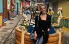 Ana Areche Sanz en una calle de Guatapé, en la región colombiana de Antioquía