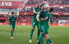 David García celebra el extraordinario gol de cabeza junto a Darko y Rubén. Es el cuarto de la temporada del central navarro