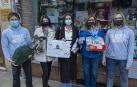 A manos de la ganadora, Arantza  Setoáin Ibáñez,  llegó ayer la cesta  sorteada en el mismo paseo de la Inmaculada de Estella