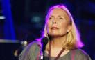Joni Mitchell, durante un concierto
