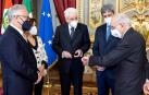 Sergio Mattarella, Maria Elisabetta Alberti Casellati, Roberto Fico y Giuliano Amato durante un acto en Toma