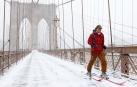 Un neoyorquino atraviesa con esquís el puente de Brooklyn