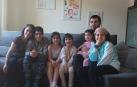 De izquierda a derecha: Isabel Sánchez Alfaro; sus hijos José, June, Haizea, Ariane y Anne; y su marido, Rubén Alves. La familia se ha fotografiado en su casa de Olloki