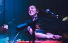 Leire Iribarne, la vocalista y teclista navarra en un concierto de Diabolo Kiwi