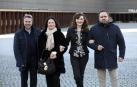 Yves Abel (izq.), director musical, junto a los cantantes Maria Pia Piscitelli, María José Montiel y Sergio Escobar, en la Plaza de Baluarte.