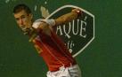 El zaguero Jon Mariezkurrena arma su derecha para golpear la pelota en un encuentro disputado en el Remontival de Estella