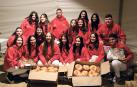 Los quintos posaron con los roscos que luego repartieron