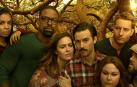 Jack y Rebecca (en el centro), con sus tres hijos: Kevin, Kate y Randall y sus parejas, en una imagen imposible, en la que todos tienen la misa edad
