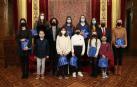 La consejera Gómez y el director general de Educación, Gil Sevillano, con las docentes y alumnado premiado