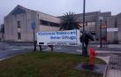 Una pancarta desplegada en las inmediaciones del Hospital Comarcal del Bidasoa