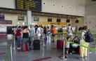 La zona de facturación del aeropuerto de Pamplona el pasado verano, antes de un vuelo a Tenerife