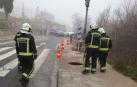Bomberos revisan la zona afectada