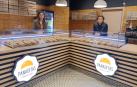 María e Íñigo Valle, en el mostrador de Panaditas, en la calle Estafeta número 61