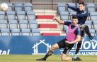 El Chimy empalma con la derecha ante la defensa de David Garcia durante el entrenamietno en El Sadar de este viernes, 11 de febrero