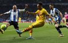 Pierre-Emerick Aubameyang en una acción con el jugador del Espanyol, Aleix Vidal