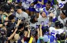 Los jugadores de Los Angeles Rams celebran su Super Bowl con el trofeo Vince Lombardi