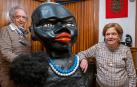 Las hermanas Aurora (derecha) e Isabel Garrués El Cid en su domicilio de Estella donde preparan el peinado de la reina negra