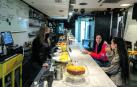 Gloria Fernández, del bar La Granja, conversa con dos chicas en la vuelta al consumo en barra
