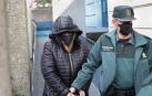 Un agente lleva esposada a Ana Sandamil a la Audiencia Provincial de Lugo