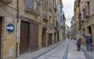 Calle Ruiz de Alda en su tramo inicial con el hueco, encima de la flecha , que ha dejado la placa sustraída  el pasado otoño  y que el Ayuntamiento sigue sin reponer  meses después.  Calle abajo, la segunda señal  permanece emborronada e ilegible a la altura del Bar Alday.