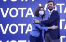 El presidente del PP, Pablo Casado junto a la presidenta de la Comunidad de Madrid, Isabel Díaz Ayuso, se saludan en el acto de cierre de campaña a la presidencia de la presidencia de la Junta de Castilla y León