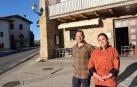 Javier Lledó y Yasna Barrera, delante de la posada de Gerendiain.