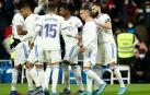 Karim Benzema celebra el gol junto a sus compañeros en un momento del partido