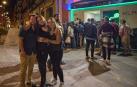 Un grupo de amigos posa en la puerta de Klab las nuevas restricciones. Cola de entrada al bar Kla-B