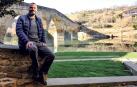 Oihan Mendo, alcalde de Puente la Reina, con el puente románico de fondo