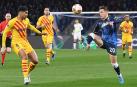 Zielinski y Araujo en una acción de la Europa League que ha enfrentado al Nápoles contra el Barça