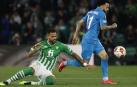 El centrocampista del Zenit Claudinho Rodrigues (d) escapa de Willian José, del Betis, durante el partido de vuelta de los dieciseisavos de final de la Liga Europa