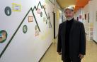 Vicente Tanco en uno de los pasillos del colegio La Presentación de Villava, al que llegó a trabajar en 1984 y al que sigue vinculado