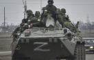 Soldados del ejército ruso, a bordo de un vehículo blindado de transporte de personal BTR-80, se dirigen por carretera hacia el centro de Ucrania, este viernes