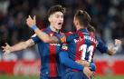 El delantero del Levante José Luis Morales (d) celebra con sus compañeros tras marcar ante el Elche, durante el partido de Liga en Primera División