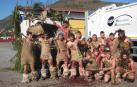 Los ‘Edanerthlales’, de la cuadrilla de Andoni Espelosín Goizueta, junto a su carroza, en los instantes previos al desfile