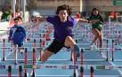 Una corredora en la prueba de los 100 metros vallas celebrada en el Estadio Larrabide el sábado por la mañana, correspondiente a la quinta jornada de los Juegos Deportivos de Navarra