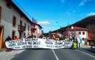 Un momento de la protesta vecinal el sábado en la travesía de Zuriain (Esteribar)