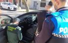 Los agentes, durante el registro del vehículo