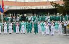 Personal de enfermería y otros profesionales sanitarios aplauden ante las puertas del Hospital 12 de Octubre de Madrid durante el confinamiento por covid-19 en abril de 2020.