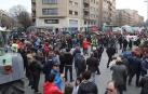 Decenas de agricultores, ganaderos y personas vinculadas al sector primario ocuparon la plaza de Merindades y parte de Carlos III para denunciar el abandono administrativo y la agonía que sufre el campo y los pueblos