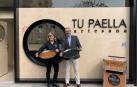 Blanca Zulategui e Ignacio Pombo muestran sus paellas en el local de Iturrama