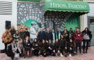 Estudiantes y protagonistas posan juntos tras la presentación del mural colaborativo